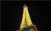 여자는 에펠탑에서 '야한 꿈'을 꾼다