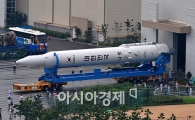 '나로호' 발사대에 장착