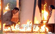 [포토]김승우-이민정, 뜨거운 불길 속에서
