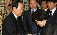 [포토]이희호 여사 위로하는 김영삼 전 대통령