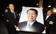 [김前대통령서거]분향소 들어오는 영정