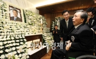 [포토]김영삼 전 대통령 맞는 김홍일 전 의원