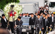 [포토] 김정일 조화 앞세운 북한 조문단...