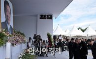 [포토]고개숙인 북 조문단