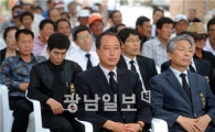 [포토]영결식 바라보는 하의주민들