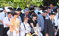 [포토] DJ 기리는 추모객들