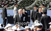 [포토] 자리로 향하는 전직 대통령들