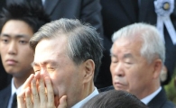 [포토]흐느끼는 큰 아들 홍일씨