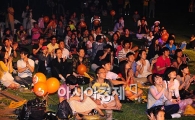 [포토] '축하공연 즐기는 도노스캠프 기부자들~'