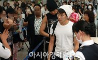 2PM 재범, 취재진과 팬들 따돌리고 007 작전 출국