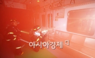 [포토] 지하철 화재 진압하는 소방대원들