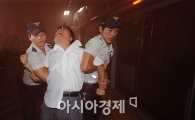 [포토] 검거되는 지하철 방화범