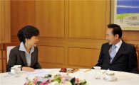 박근혜 만나 활짝 웃은 MB "국가적 중대사에 특사로 나서달라"