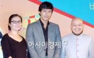 [포토]정우성 '감독님들과 한 컷~'