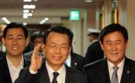 [포토] 손 흔드는 한승수 총리