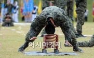 [포토] 멋진 격파 시범 보이는 특전사