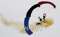 [포토] 부채 모양으로 활공하는 특전사