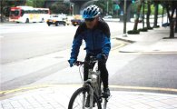 [포토]'역시 이재오'..MB 녹색성장 발맞춰 자전거로 첫출근 