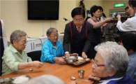 맹정주 강남구청장, 어르신들께 점심 봉사  