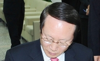 [포토]포인트 기부전용 신용카드에 가입하는 김종창 금감원장