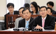 [포토] '자료 제출이 늦은 이유는...'