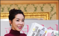 [포토]이혜영 '제가 쓴 책이에요'