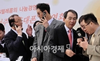 [포토] 책 읽어주는 최시중 위원장