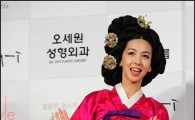 [포토]서단비 '레드카펫에서 한복 입고 댄스타임'