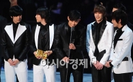 2PM 'HeartBeat' 뮤뱅 K차트 2주연속 1위