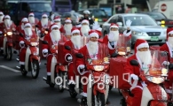 [포토] 거리를 누비는 산타 집배원