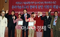 찌아찌아족 여학생 더듬더듬 한글 읽자 '박수갈채'
