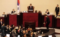 [포토] 본회의장 나가는 민주당