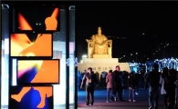 [포토] 세종대왕도 LED 감상중!