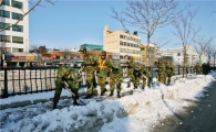 종로구,군인들과 함께 청계천 일대 눈 치워