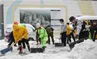 성북구청 직원,주민 잔설 제거 총력전!