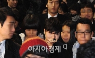 '첫 공식석상' 김혜수, 왜 대답 대신 웃음으로?