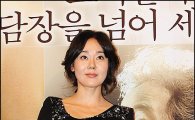 [포토]김윤진 '블랙 드레스 어때요?'