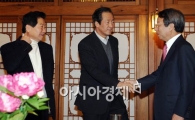 [포토] 인사나누는 정몽준 대표와 정운찬 총리