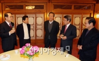 [포토] 회담나누는 당·정·청