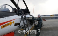 T-50에 올라탄 변무근 방위사업청장