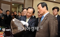 [포토] 진품 가품 구분하는 윤증현장관!