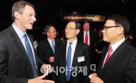 [포토] 의견나누는 임영욱 아시아미디어그룹 회장과 퀄컴 회장