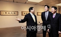 [포토] 전시장 둘려보는 신세계 회장·부회장