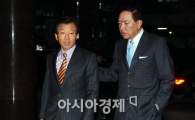 [포토] 대화 나누는 이윤우 부회장과 김인 사장