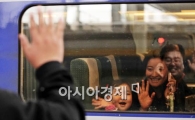 [포토] '우리 딸 잘 다녀와~'