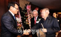 [포토] 조순 전 경제부총리 영접하는 임영욱 회장