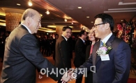 [포토] 이만의 환경부 장관 영접하는 임영욱 회장