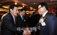 [포토] 김기문 회장 영접하는 임영욱 회장