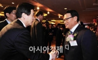 [포토] 고흥길 국회 문방위 위원장 영접하는 임영욱 회장