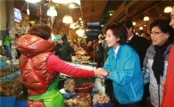 '서울시장 출마 임박' 나경원, 노량진시장으로 서민행보